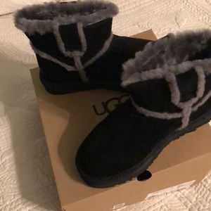 Grey shearling shot boot